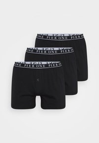 Boxers en coton noir dans un pack de trois. Chacun est doté d'une ceinture grise avec "PIER ONE" imprimé en noir. Détail de bouton à l'avant.