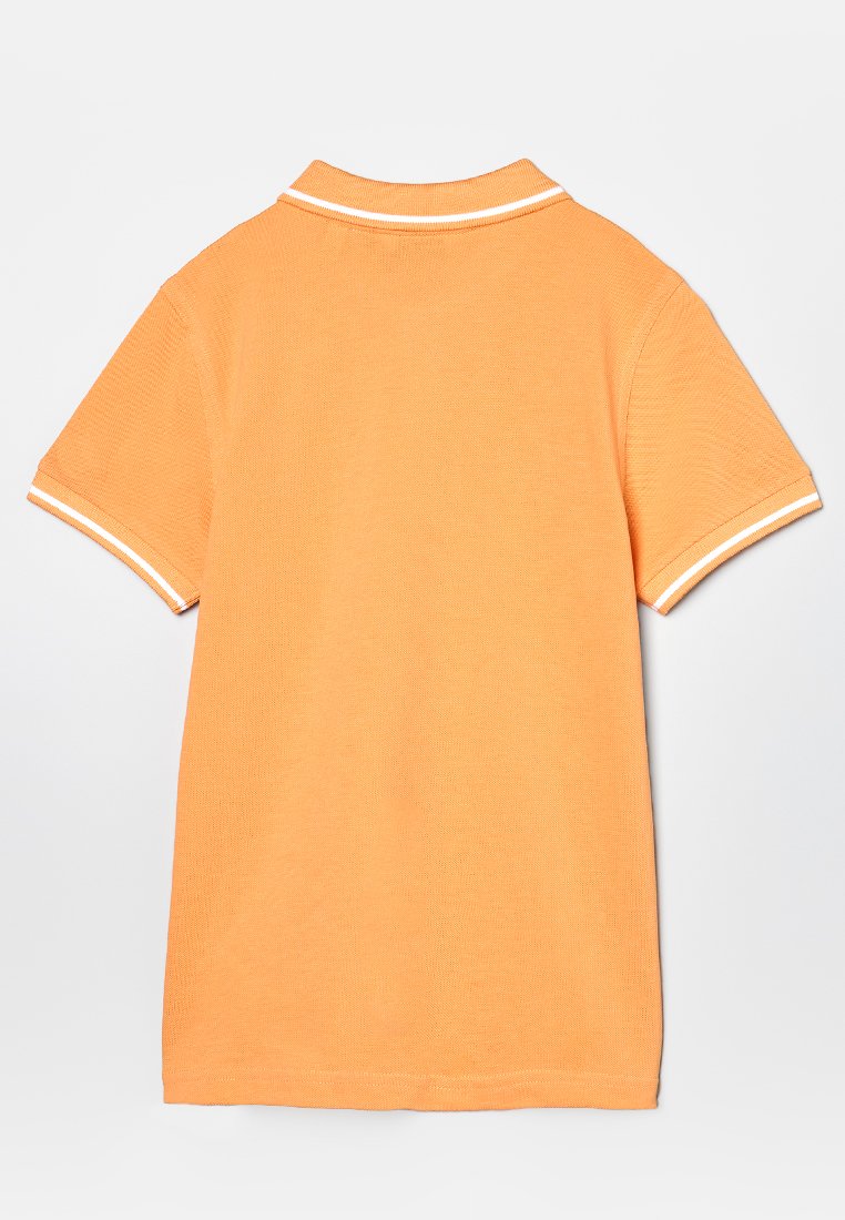 Chemise polo orange en tissu texturé, avec un col et des poignets rayés blancs. Manches courtes et ourlet droit à la taille.