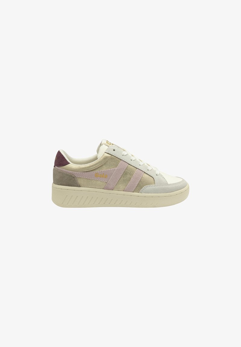 Basket avec un bout en cuir blanc, des panneaux en daim beige et rose, et un talon bordeaux. Dotée d'une semelle texturée et d'un détail de logo doré.