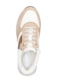 Beige a bílé tenisky s semišovými detaily, texturovanými hnědými akcenty, kulatou špičkou, šněrováním vpředu a načechraným lemem kolem límce.