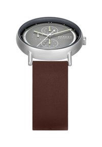 Skagen-Uhr mit einem runden Gehäuse aus silbernem Edelstahl, dunklem grauen Zifferblatt, zwei Subdials und einem strukturierten braunen Lederarmband.