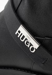 HUGO Botines camperos - black