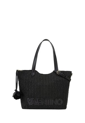 Sac cabas Valentino noir tissé avec deux poignées en cuir, une bandoulière amovible et un pompon décoratif sur un côté.