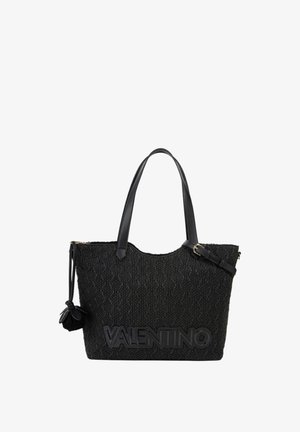 Bolso tote Valentino tejido en negro con asas dobles de cuero, una correa desmontable y un charm decorativo de pompón en un lado.