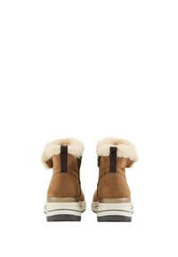Bottines en daim marron avec col en fausse fourrure blanche, fermetures éclair latérales et semelles en caoutchouc texturé avec un design multicouche.