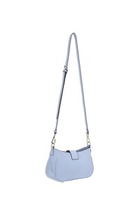 Geantă de mână albastru deschis din material texturat, cu formă curbată, închidere cu clapetă superioară și curea detașabilă. Accentuata cu elemente metalice aurii.