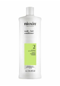 Witte plastic fles van Nioxin hoofdhuid + haar conditioner, met een groene label met tekst voor natuurlijk/onbehandeld haar, 1L formaat.