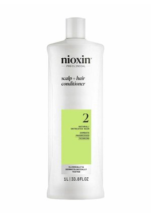 Witte plastic fles van Nioxin hoofdhuid + haar conditioner, met een groene label met tekst voor natuurlijk/onbehandeld haar, 1L formaat.