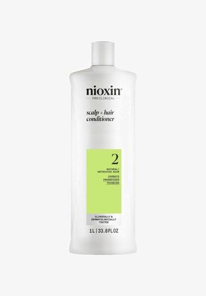Weiße Kunststoffflasche des Nioxin Kopfhaut- und Haarconditioners mit grünem Etikett und Text für natürliches/ungbehandeltes Haar, 1L Größe.