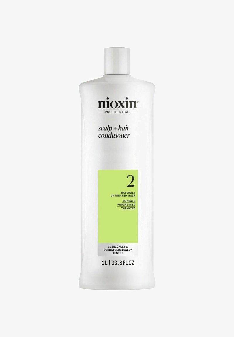 Weiße Kunststoffflasche des Nioxin Kopfhaut- und Haarconditioners mit grünem Etikett und Text für natürliches/ungbehandeltes Haar, 1L Größe.