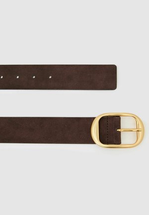 Bruine suède riem met een afgeronde gouden metalen gesp. Heeft meerdere gaatjes voor aanpassing en een gladde textuur over de hele lengte.