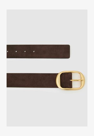 Brauner Wildledergürtel mit einer runden goldfarbenen Metallschnalle. Verfügt über mehrere Löcher zur Anpassung und eine durchgehend glatte Oberfläche.