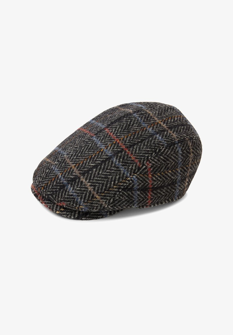 Czapka z tweedu z czarno-szarym wzorem jodełki oraz wielokolorowymi akcentami kraty w kolorach czerwonym i niebieskim. Miękka tekstura, zaokrąglony kształt.
