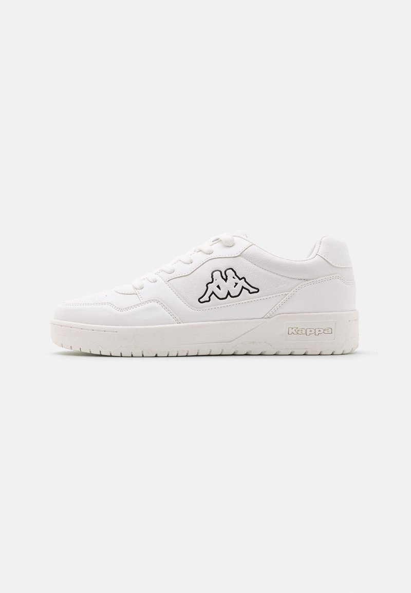 Weiße Leder Sneaker mit runder Zehenform, Schnürdesign, strukturierten Einsätzen und schwarzen Logo-Details. Dicke Gummisohle für zusätzlichen Halt.