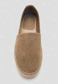 Hnědé semišové espadrilky na slip-on s prošívanou jutiovou podrážkou a hladkým, kulatým svrškem. Měkká textura a minimalistický design.