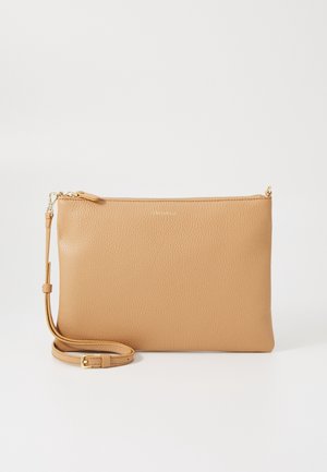 Prostokątna torba na ramię z brązowej skóry z regulowanym paskiem i złotym zamkiem błyskawicznym na jednolitym białym tle.