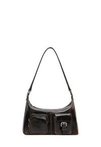 Skórzana torba na ramię w ciemnobrązowym kolorze o gładkim wykończeniu, z dwoma przednimi kieszeniami, ozdobą w postaci klamry oraz regulowanym paskiem.