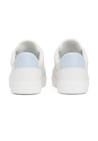 Hvite skinn-sneakers med en lyseblå detalj ved hælen, som har en teksturert overflate og en tykk hvit såle preget med merkenavnet.