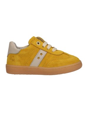 Sneaker in suede giallo con lacci bianchi, striscia laterale bianca con due ritagli a forma di stella e suola in gomma beige.