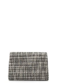 Prostokątna torebka kopertowa z czarno-biało-beżowym wzorem z tkaniny tweed, prezentowana na białym tle.