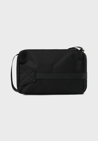 Sac rectangulaire noir en tissu texturé. Doté d'une sangle latérale et d'un détail de ceinture ajustable. Fini lisse avec des éléments de design minimalistes.