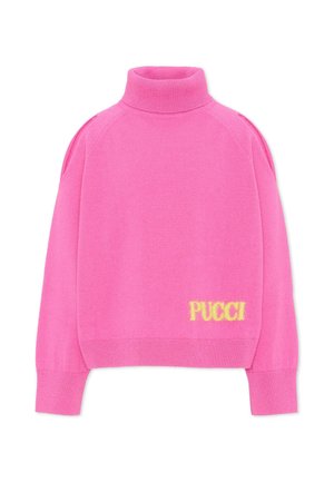 Maglione dolcevita rosa acceso con maniche lunghe e testo giallo "PUCCI" vicino all'orlo inferiore sul lato anteriore destro.