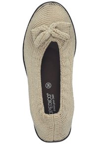 Scarpa slip-on beige in maglia con dettaglio a fiocco sul davanti, tessuto testurizzato, punta rotonda e suola nera. Numero 36 stampato all'interno.
