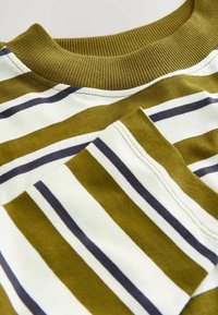 Gestreifter Baumwollstoff in Olivgrün, Weiß und Marineblau. Verfügt über einen gerippten Rundhalsausschnitt und ist gefaltet, um Textur- und Mustervariationen zu präsentieren.