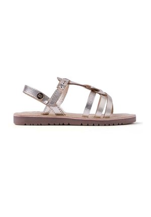 Sandalo argento metallico con molteplici cinturini, fibbia regolabile alla caviglia, suola piatta e plantare testurizzato, progettato per il comfort e la traspirabilità.