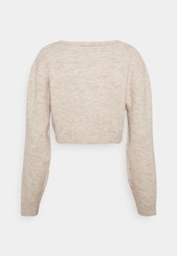 Gekürzter Pullover aus einem hellbeigen Strick. Verfügt über lange Ärmel, einen weiten Halsausschnitt und einen gerippten Saum. Weiche Textur mit einem dezenten Muster über das gesamte Material.