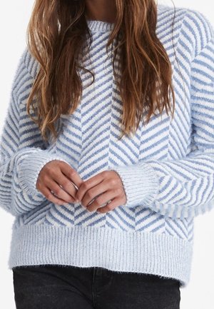 Pull bleu clair avec un motif en chevron texturé et des rayures alternées. Manches et ourlet côtelés, tissu doux, coupe ample.