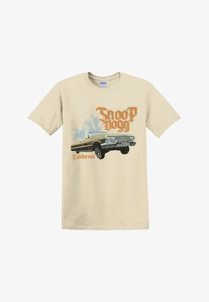 Béžové bavlněné tričko s grafikou kabrioletu a nápisem „Snoop Dogg“ a „California“ v oranžovém stylizovaném písmu.