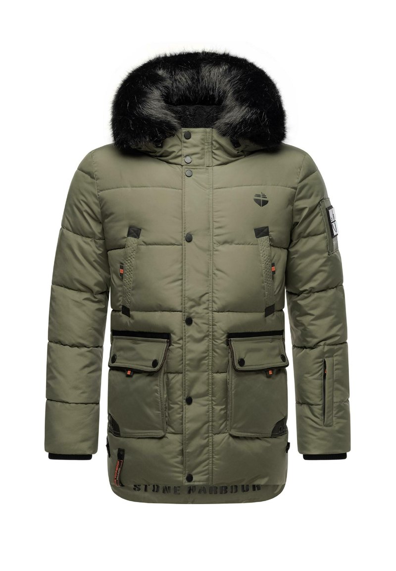 Jachetă pufosă de culoare verde măslinie cu glugă căptușită cu blană sintetică, patru buzunare frontale, accente negre, textură quilted și un logo pe piept.