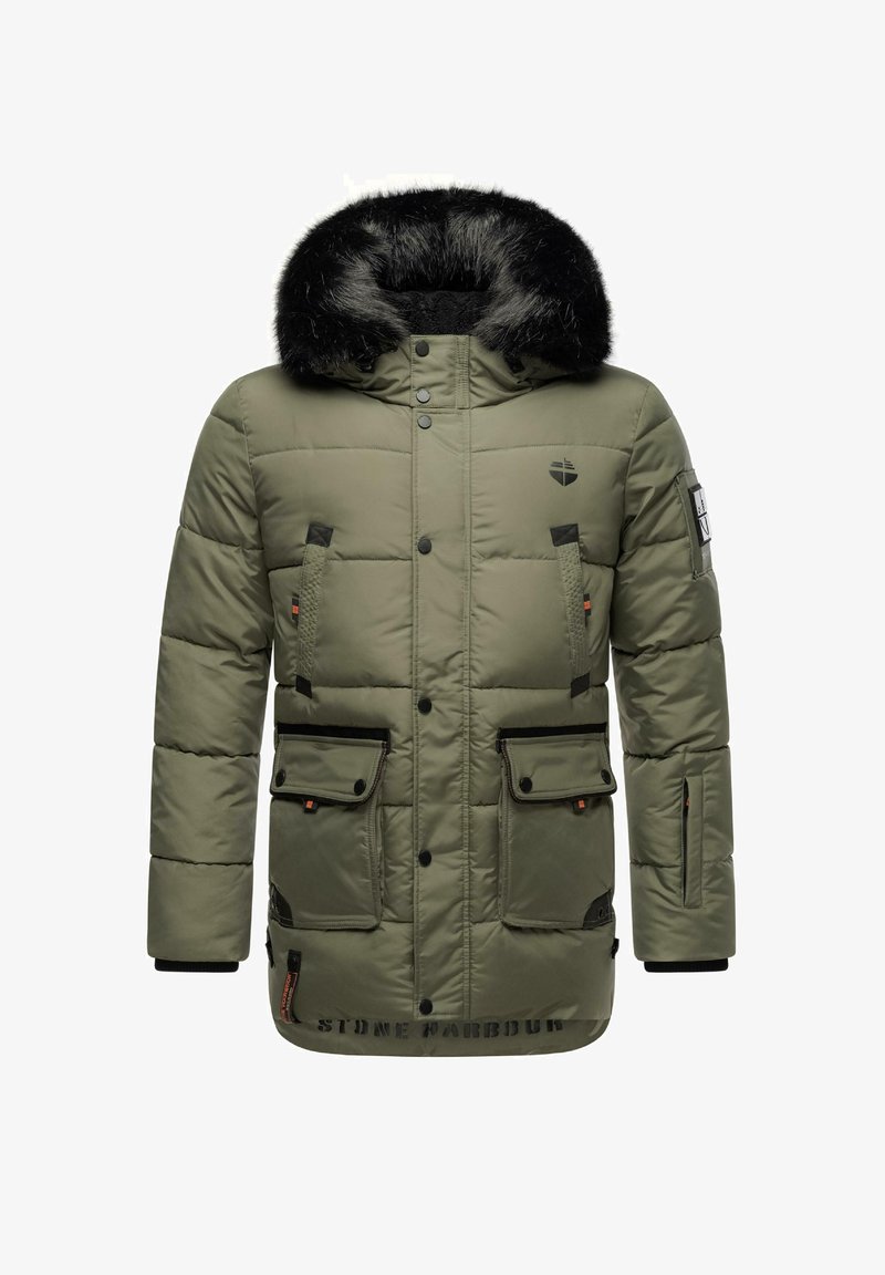 Jachetă pufosă de culoare verde măslinie cu glugă căptușită cu blană sintetică, patru buzunare frontale, accente negre, textură quilted și un logo pe piept.