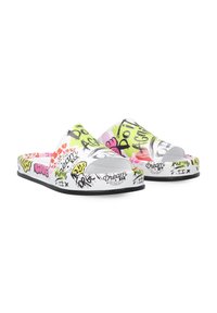 Grafische Slidesandalen mit weißem Grund, mehrfarbigen Graffiti-Mustern und einer schwarzen Sohle. Sie verfügen über Designs, die Herzen und Phrasen enthalten.
