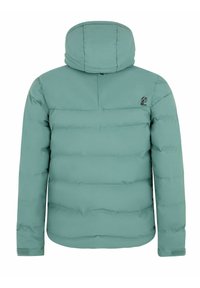 Chaqueta de plumas en un tono azul claro con cuello alto y capucha. Presenta costuras horizontales, puños elásticos y un logotipo de la marca en el pecho.