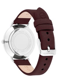 Bordeauxfarbene Lederarmbanduhr mit einem Gehäuse aus silbernem Edelstahl, sichtbarem Rückenteil und minimalistischer Gestaltung. Wasserdicht bis zu 3 ATM.