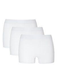 Witte katoenen stretch boxershorts met een gladde textuur, elastische tailleband en lengte tot halverwege de dij, gepresenteerd in een verpakking van drie.