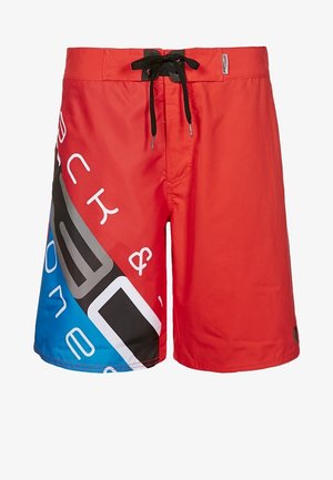 Shorts de bain rouges avec cordon noir, présentant des motifs graphiques audacieux en bleu, gris et blanc, fabriqués en matériau à séchage rapide.