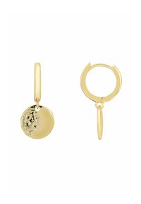 Pendientes de aro en tono dorado con un charm circular texturizado. Presentan un acabado suave, un diseño colgante y un estilo minimalista.