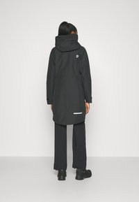 Giacca impermeabile nera con cappuccio, con logo sul retro, maniche lunghe e dettagli riflettenti sull'orlo e sui polsini.