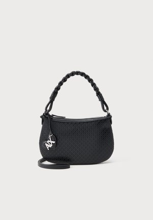 Sac à main noir texturé avec poignée tressée, fermeture éclair et pendentif logo argenté sur un fond clair uni.