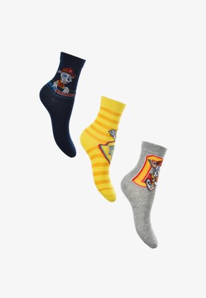 Trois paires de chaussettes pour enfants : bleu marine avec un chien de dessin animé et du texte, rayées jaunes avec un chien de dessin animé, et grises avec un autre design de chien de dessin animé.
