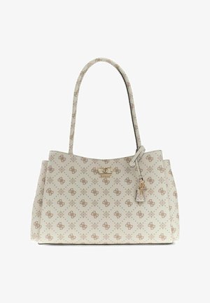 Sac à main Guess beige avec imprimé logo intégral, ferrures dorées, double poignée et étiquettes décoratives suspendues.