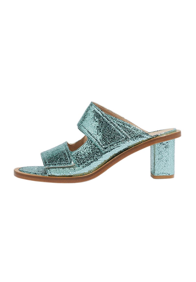Svijetloplave metalik sandale s petom sa napuknutom teksturom, otvorenim prstima i dva podešavajuća remena. Dizajn blok pete, ležeran stil.