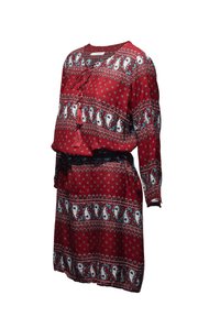 Vestido rojo con mangas largas, patrones de paisley y flores en azul y blanco, con una cintura ceñida y un detalle de borlas en el escote.