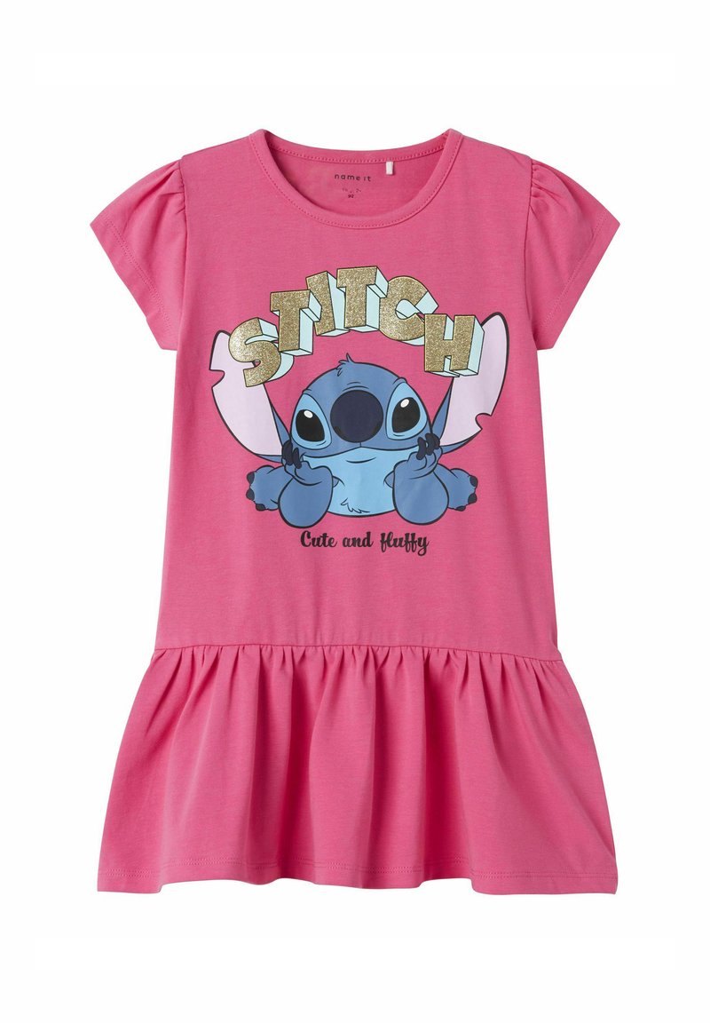 Rožinė trumpomis rankovėmis suknelė su susirinkusia sijonu, ant kurios pavaizduotas mėlynas animacinis personažas ir blizgantis "STITCH" tekstas virš personažo grafikos.