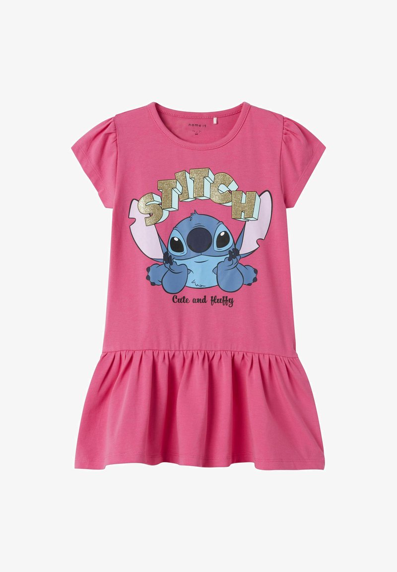 Różowa sukienka z krótkim rękawem i rozkloszowanym dołem, z niebieską postacią z kreskówki oraz błyszczącym tekstem "STITCH" nad grafiką postaci.