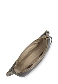 Sac en cuir gris avec une fermeture éclair. L'intérieur comporte une doublure beige, une poche zippée et deux poches ouvertes. Une courte poignée est attachée.
