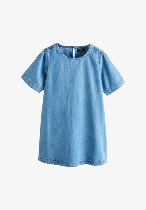 Robe en denim à manches courtes, col rond et coupe ample. Couleur bleu clair avec des coutures visibles et un bas ourlé.